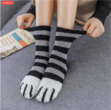 Laden Sie das Bild in den Galerie-Viewer, WARME „CAT CLAWS“ KATZENSOCKEN