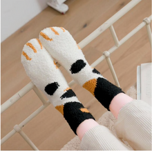 Laden Sie das Bild in den Galerie-Viewer, WARME „CAT CLAWS“ KATZENSOCKEN