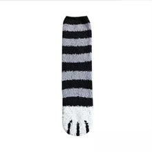 Laden Sie das Bild in den Galerie-Viewer, WARME „CAT CLAWS“ KATZENSOCKEN